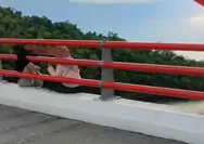 Viral Pasangan Duduk di Tepi Jembatan Youtefa Jayapura, Warganet Soroti Aksi Berbahaya
