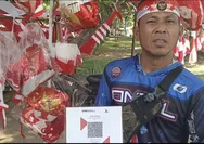 Penjual Bendera Mulai Sediakan QRIS Demi Layani Pembeli