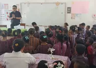 Kunjungi SDK Lewouran, Padre Marco Ajak Siswa Berani Bermimpi dan Mencintai Kampung Halaman