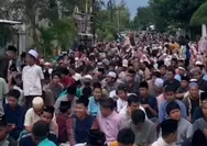 Viral! Ribuan Warga Sumenep 'Booking' Tempat Tarawih Sejak Jam 2 Siang, Demi Amplop Zakat Rp300 Ribu