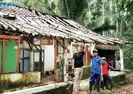Kisah Duka Mbah Supardan, Warga Desa Gelang Jember yang Tinggal Sebatang Kara, Rumahnya Tak Beratap, Makan Sehari-hari Dibantu Tetangga