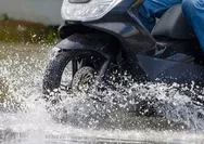 Cari Aman Berkendsra, 6 Tips Perkuat Motor Agar Lebih Tahan Hadapi Banjir