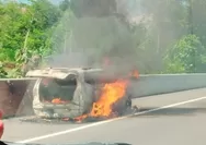 Terekam Video, Detik-detik Mobil Terbakar di Tol Semarang-Solo, Tidak Ada Korban Jiwa