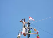 Begini Keseruan Lomba Panjat Pinang di Pesta Rakyat Saloka 
