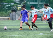 Keakraban dengan Jurnalis, Rooms Inc Semarang Gelar Sparing Sepak Bola Lawan Jurnalis FC