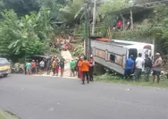 Diduga Rem Blong bus Pariwisata Tabrak Tebing Terguling di Jalan Imogiri Panggang 7 Luka - luka