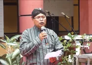 Kepala Sekolah SMK Muhammadiyah I Turi Sleman Nyondro Ala Penganten Pada Wisuda Purna Siswa