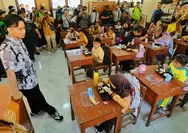 Tinjau Uji Coba Makan Bergizi Gratis Di Solo, Gibran Siap Menerima ...