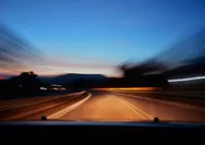 Tips Ampuh Mengatasi Silau Lampu Mobil yang Mengganggu, Perhatikan Kenyamanan dan Keselamatan Anda