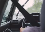 Awas Bahaya! Tips Aman Berkendara saat Hujan yang Wajib Diketahui Pemula