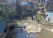 Sambangi Bandung, TPN Ganjar-Mahfud Gelar Aksi Nyata Bersihkan Sampah di Sungai Cikapundung Tamansari