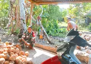 Babinsa Pererat Silaturahmi, Beri Semangat Petani Kelapa di Desa Binaan