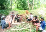 Babinsa Membantu Warga Memperbaiki Jembatan Yang Rusak