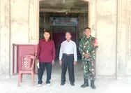 Babinsa Serka Alex Kelyombar Bersama Tokoh Masyarakat Desa Dampulis Melaksanakan PAM Ibadah Minggu Di Gereja Getsemani Dampulis