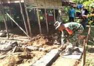 Bangun kemanunggalan TNI - Rakyat Babinsa bantu pembuatan pondasi rumah warga