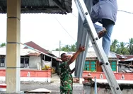 Babinsa Koramil 1312-07/Miangas Bantu Warga Perbaiki Atap Rumah