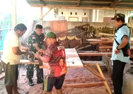 Babinsa Serka Arnisto Towoliu Laksanakan Komsos Bersama Tukang Kayu di Desa Bulude, Pererat Silaturahmi dan Sinergitas
