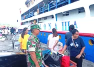 Pastikan Kegiatan Bongkar Muat Aman dan Lancar Babinsa koramil 1312- 02/lirung Serka Henok Manurat laksanakan Pemantauan penumpang kapal