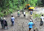 Laksanakan Pembersihan Bendungan di Desa Ambela