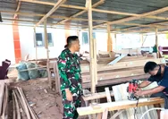 Babinsa Koramil 06/Nanusa Membantu Warga Pembuatan Kursi Gereja Imanuel Di Desa Karatung