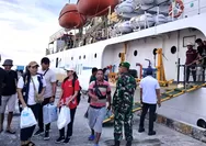Babinsa Miangas bersama anggota Pos Angkatan Darat Pantau Pengamanan Penumpang Kapal di Pelabuhan