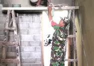 Babinsa Bantu Plester Dinding Rumah Warga di Wilayah Binaan