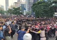Ketegangan Warnai Demo BEM UI di Bundaran HI, Massa Berupaya Menembus Barikade Polisi