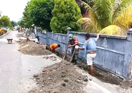 Babinsa Desa Rarange Ikut Terlibat Bantu Warga Bersikan Saluran Air