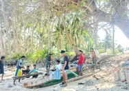 Babinsa Melaksanaka Komsos Dengan Masyarakat Nelayan Desa Dampulis