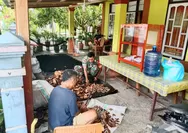 Peduli Kesulitan Warga, Babinsa Turun Tangan Bantu Petani Olah Kelapa Jadi Kopra