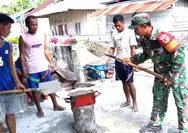 Menjalin Kebersamaan Babinsa Marampit Membantu Warga Membuat Batako