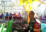 Kebersamaan Babinsa Koramil Rainis Bersama Jemaat Bantane Ibadah penaikan Rangka Atap Gereja Patmos