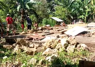 Bangun Keakraban dan Manunggal Dengan Rakyat Babinsa Bantu Pembuatan Pondasi Rumah Warga