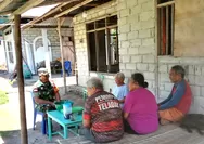 Babinsa Desa Dampulis Selatan Kopka Beltwin R Sembel Komsos Dengan Warga Dan Pantau Wilayah Binaan