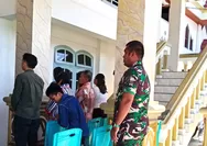 Babinsa laksanakan pengamanan sekaligus beribadah