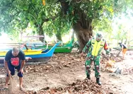 Tunjukkan Semangat gotong royong, Babinsa dan warga bersihkan pesisir pantai