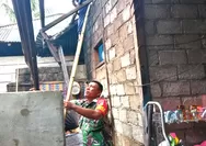 Wujud Kemanunggalan TNI, Babinsa Koramil 1312-02/Lirung Gotong royong Rehab Dapur Warga Kurang Mampu