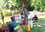 Babinsa Kakorotan Kopda Novriadi Jalim Keakraban Dengan Warga Mwlalui Komsos Menjelang Aktibitas Berkebun Di Pulauan Mangapung
