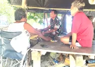 Babinsa tuabatu Jalin komsos dengan warga pesisir pantai