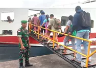 Pastikan Aktivitas Bongkar Muat Aman, Babinsa Laksanakan Pemantauan Kapal Penumpang di Pelabuhan