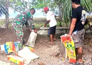 Babinsa Koramil 03/Beo perkokoh kemanunggalan TNI - Rakyat melalui kegiatan Karya Bhakti