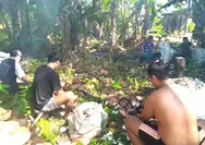 Babinsa Desa Bulude Bantu Masyarakat Olah Buah Kelapa, Pererat Silaturahmi dan Dukung Ekonomi Warga