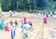 Jaga Nadi Pertanian Desa, Babinsa Ambela Gerakkan Warga Bersihkan Bendungan Ambela,