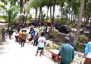 Babinsa Marampit Melaksanakan Kerja Bakti Perbaikan Jalan Produksi Bersama Masyarakat