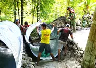 Wujud Kemanunggalan TNI-Rakyat Babinsa Dan Warga Bersinergi Bangun Jembatan Armco