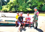 Babinsa Koramil-04/Rainis Komsos dengan Warga Nelayan Dan ingatkan Cuaca Ekstrim