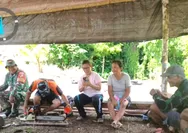 Babinsa Pererat Silaturahmi Melalui Komsos dengan Warga Desa Binaan