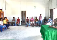 Bangun Keakraban dan Manunggal Dengan Pemerinta Desa dan Masyarakat. Babinsa melaksanakan Komsos di Desa Binaan