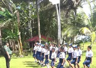 Babinsa Kakorotan Kopda Novriadi Tingkatkan Disiplin Dan Karakter Pelajar Melalui Latihan PBB