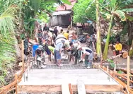 Aanggota Koramil 01 Kabaruan Dan Warga Bergorong Royong Percepat Pembangunan Jembatan Merah Putuh Di Desa Bulude